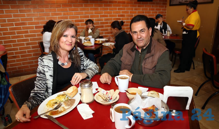 En el restaurante Las Antorchas compartieron el pan y la sal Martha Alicia Medina Mendoza y &Oacute;scar Ramos