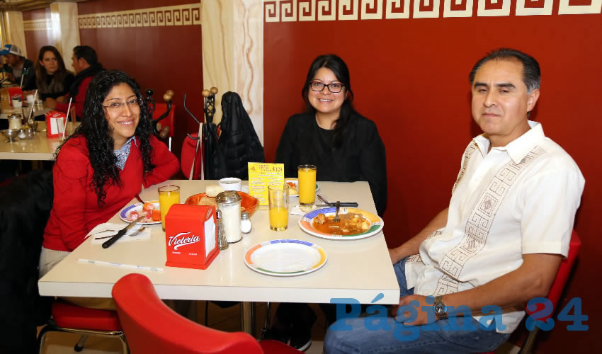 En el restaurante Mitla desayunaron Cynthia Fern&aacute;ndez Lainez, Itzel Garc&iacute;a Torres y Sergio Enr&iacute;quez Flores