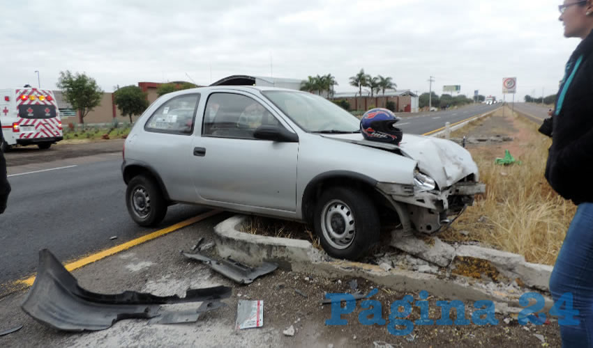 El vehículo quedó destrozado en su parte frontal