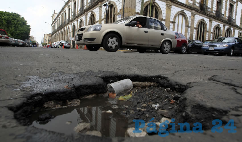 Lo barato sale caro, han señalado muchos ciudadanos a través de redes sociales al referirse a la calidad del bacheo que realiza el ayuntamiento comandado por Enrique Alfaro/Fotos: Cortesía y Francisco Andalón