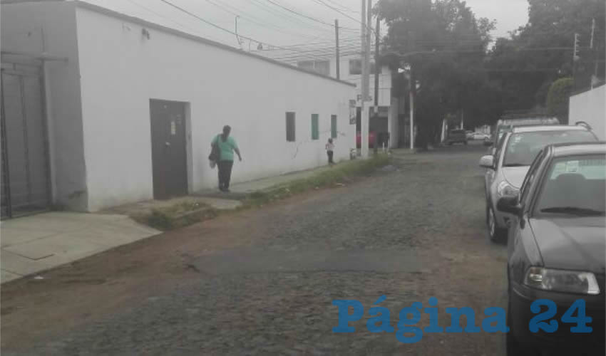 Las luminarias, pese a ser las nuevas de Led, no se utilizan, pues la colonia no tiene luz eléctrica. Aunado a eso, el abandono de las calles y de la zona es evidente/Fotos: Rafael Hernández Guízar