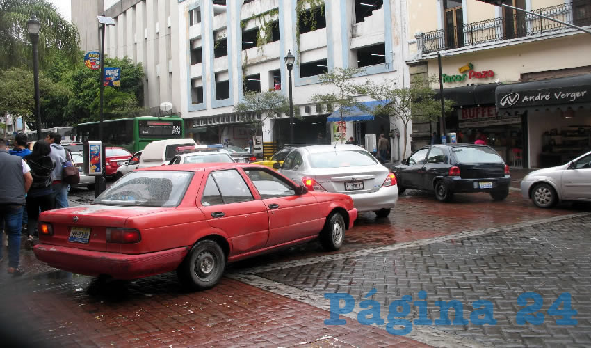 Aunque se dijo que habría una socialización entre los automovilistas por parte del Siteur, y se les informaría sobre las rutas alternas, sólo estaban las mantas, sin que hubiera un solo funcionario que les explicara por dónde desviarse para cruzar el centro tapatío/Fotos: Francisco Tapia 