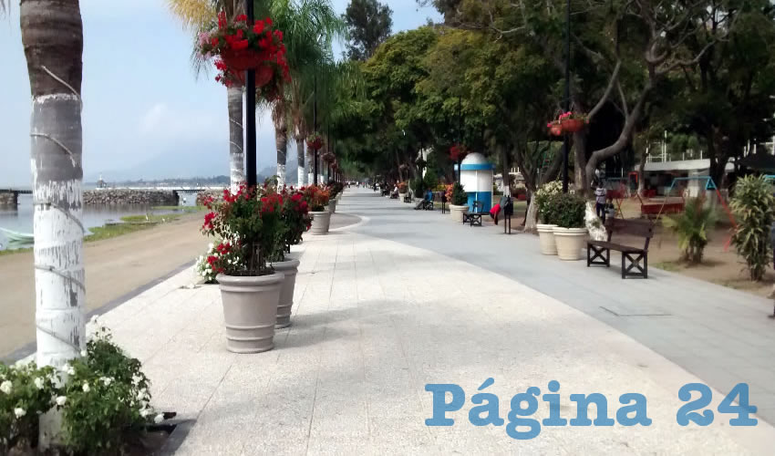 El lago de Chapala se encuentra a 70 por ciento de su capacidad, por lo que el agua llega hasta la orilla del malecón, hecho que hace más atractiva la vista del lugar 