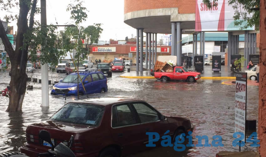 Son varias las colonias zapopanas que sufren con la lluvia más regular: sube el agua y entra a las casas afectando el menaje, no se diga cuando llueve de veras, lamentaron habitantes/Foto: Archivo Página 24 