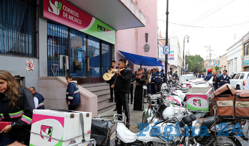 Con m&uacute;sica de mariachi celebraron los carteros(Fotos: Eddylberto Lu&eacute;vano Santill&aacute;n)