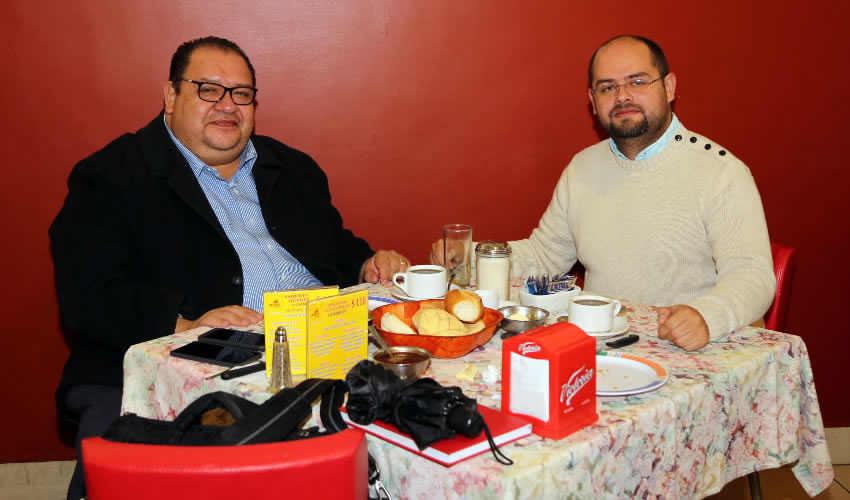 En el restaurante Mitla desayunaron Miguel &Aacute;ngel N&aacute;jera Herrera, secretario en el Congreso del Estado, y Aquiles Romero Rosales
