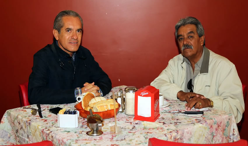 V&iacute;ctor Mu&ntilde;oz Herrera y Vicente Reyes Mac&iacute;as compartieron el pan y la sal en el restaurante Mitla