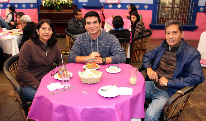 En La Saturnina compartieron el primer alimento de la ma&ntilde;ana Hortensia Nava Bello, Randy Carbajal Nava y Valdemar Carbajal