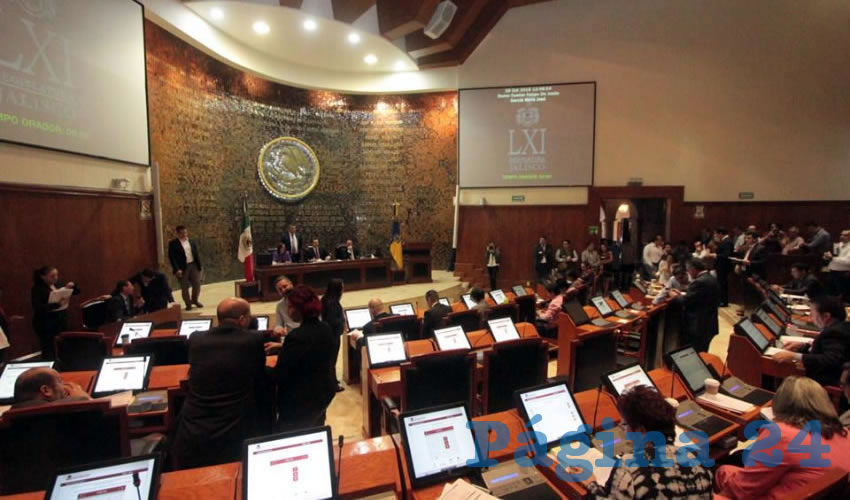 Aun cuando catedráticos e investigadores advirtieron que los verificentros no solucionaban la contaminación del aire en el estado, los diputados de las fracciones del PRI, PRD y MC avalaron la propuesta del gobernador que no propone terminar con las emisiones de gases contaminantes/Foto: Archivo Página 24