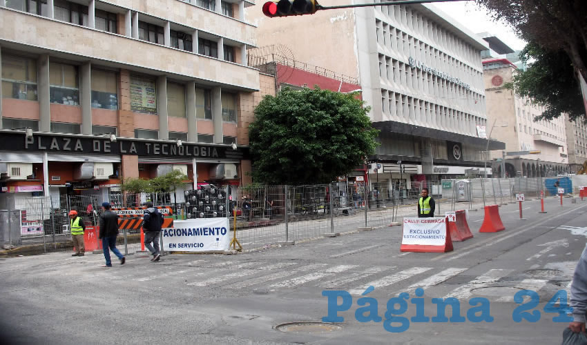 Aunque transeúntes y automovilistas están conscientes de que las obras que se hacen en el centro tapatío son necesarias, criticaron la poca difusión que se dio/Foto: Archivo Página 24 Anuncian que colapsarán la ciudad y no avisan