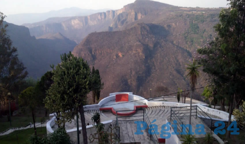 Al fondo de la zona, al filo de la barranca, otro parque apenas sobrevive: el Parque Mirador Miguel Hidalgo y Costilla, que sufrió una mutilación para sostener un museo del cual sólo existen castillos que están rodeados de pasto seco; el parque también cuenta con un foro para pequeños espectáculos con el impresionante fondo natural detrás/Foto: Archivo Página 24