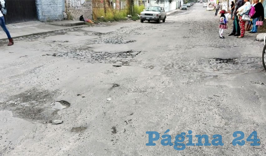 Que de todo lo que se comprometió, que al menos el alcalde Pablo Lemus les repare la calle Abel Salgado, que está totalmente destruida y por la cual deben transitar diariamente cientos de vehículos y transporte público/Foto: Rafael Hernández Guízar 