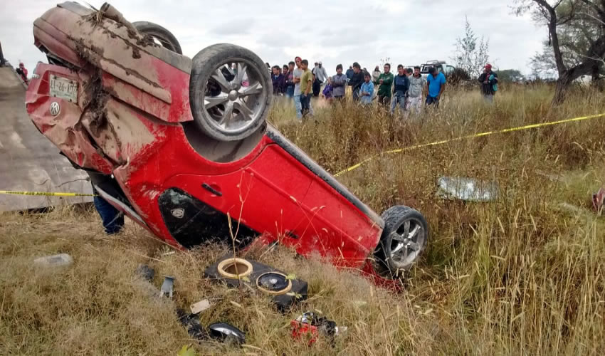 El automóvil terminó su veloz carrera volcado sobre su toldo
