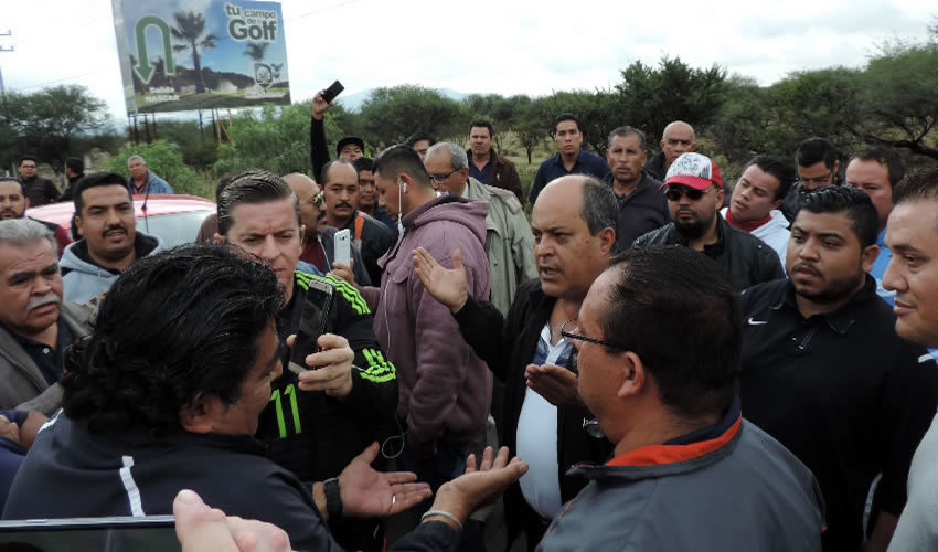 Rodeados por reporteros, ruleteros y choferes de Uber discuten
