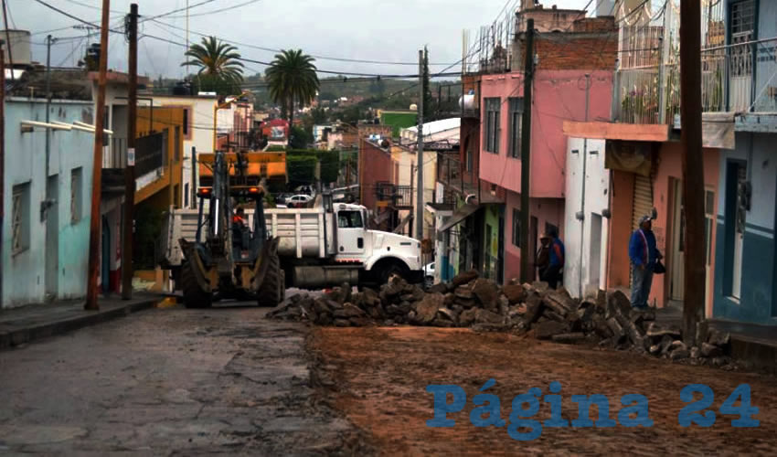 Ante la molestia de los vecinos, las obras de rehabilitación de la calle Centenario se perfilan como una de tantas promesas que dejará incumplidas el alcalde Javier Luévano