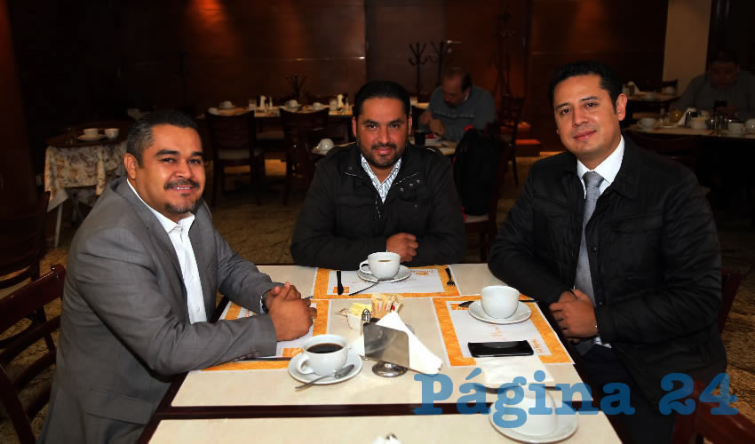 En Sanborns Francia departieron Adriana Jurado, coordinadora de Prensa del gobernador electo Mart&iacute;n Orozco Sandoval; Siomar Estrada y Julio C&eacute;sar Serna Ventura, abogado