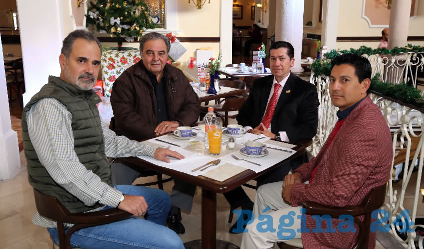 En Sanborns Francia desayunaron Felipe Mart&iacute;n del Campo Garc&iacute;a, empresario; Manuel Perdiz Strobel, presidente de la asociaci&oacute;n Mexicana de Hoteles y Moteles de Aguascalientes; &Oacute;scar Alejandro Basurto Caro, delegado de la PGR en Aguascalientes; y Jonathan M&aacute;rquez