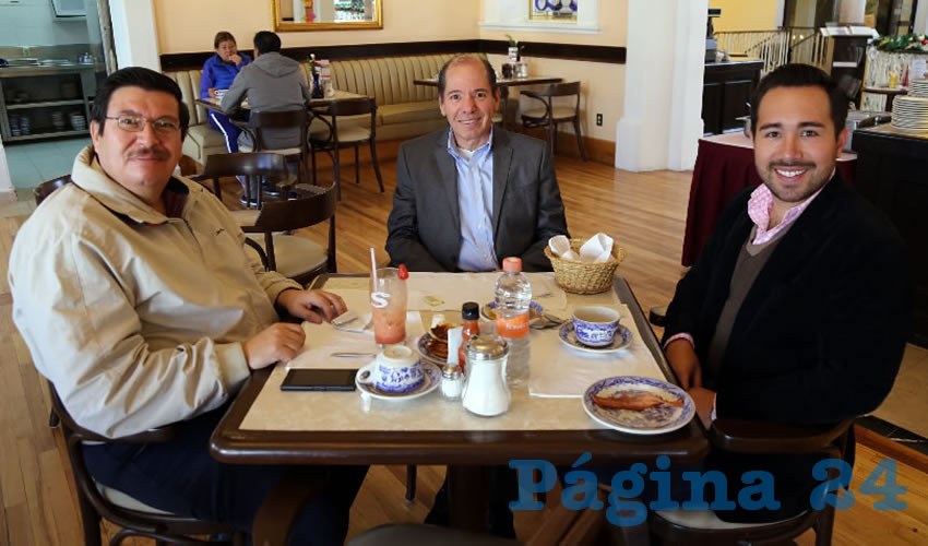 Arturo Gonz&aacute;lez Estrada, Guillermo Guti&eacute;rrez, empresario; y su hijo el diputado local de la LXIII Legislatura del Congreso del Estado de Aguascalientes, Guillermo Guti&eacute;rrez Ruiz Esparza; desayunaron en Sanborns Francia