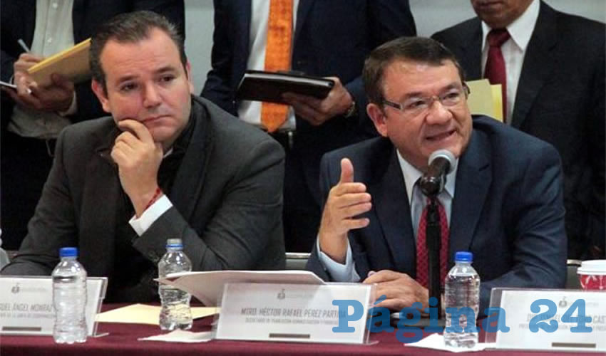 A pesar de que el gobierno de Aristóteles Sandoval recibirá un presupuesto mayor al de 2016, el titular del Ejecutivo sangrará más el pueblo con otro impuesto a los vehículos de motor, pero además reducirá descuentos. Así lo mandó presentar a diputados a través de su secretario de Finanzas, Héctor Pérez/Foto: Archivo Página 24 
