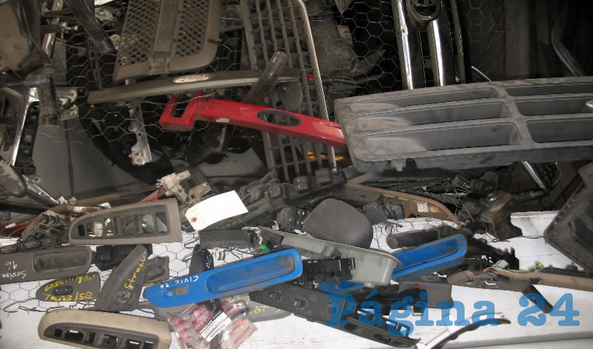 En el megaoperativo de la Policía de Guadalajara y el Ejército mexicano que liberaría de las garras de lo ladrones de autopartes la zona de 5 de Febrero, sólo se detectaron tres puntos con autopartes de procedencia ilegal; uno que funcionaba como centro de desmantelamiento, otro había un auto en proceso de desmantelamiento y otro local donde había piezas de procedencia no acreditable/Fotos: Francisco Tapia