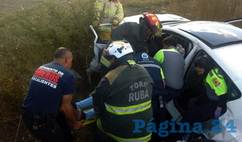 Paramédicos sacan del destrozado vehículo a las heridas