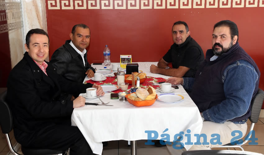 En el restaurante Mitla almorzaron Eduardo Flores Ram&iacute;rez, defensor legal de la Condusef, Pedro Venegas Morales, Juan Luis Esparza y Gerardo Mac&iacute;as Valadez