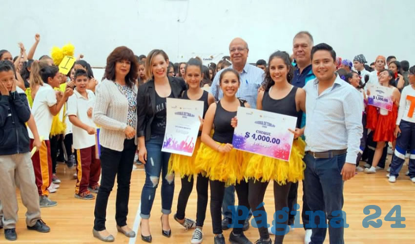 El equipo vencedor del concurso de Tablas Rítmicas, representante de la Escuela Secundaria 17 de Ojo de Agua, recibió el premio en metálico destinado para el primer lugar
