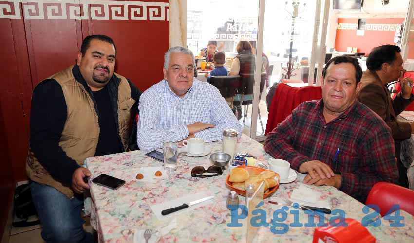 Los abogados Salvador Guerrero Vital y Enrique Gonz&aacute;lez Aguilar; y Ad&aacute;n Pedroza compartieron el pan y la sal en el restaurante Mitla