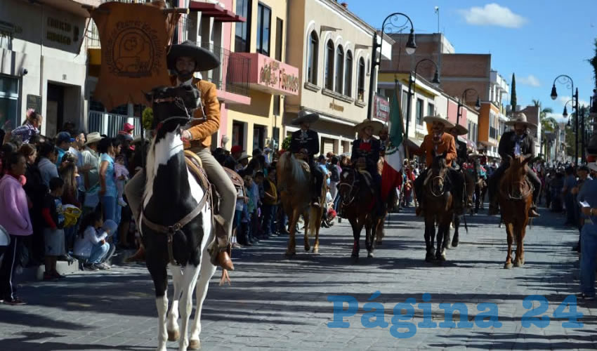 Los equipos de charros precedieron al contingente de la Policía Preventiva, en el preámbulo del cierre del desfile que conmemoró el 106 aniversario del inicio de la Revolución