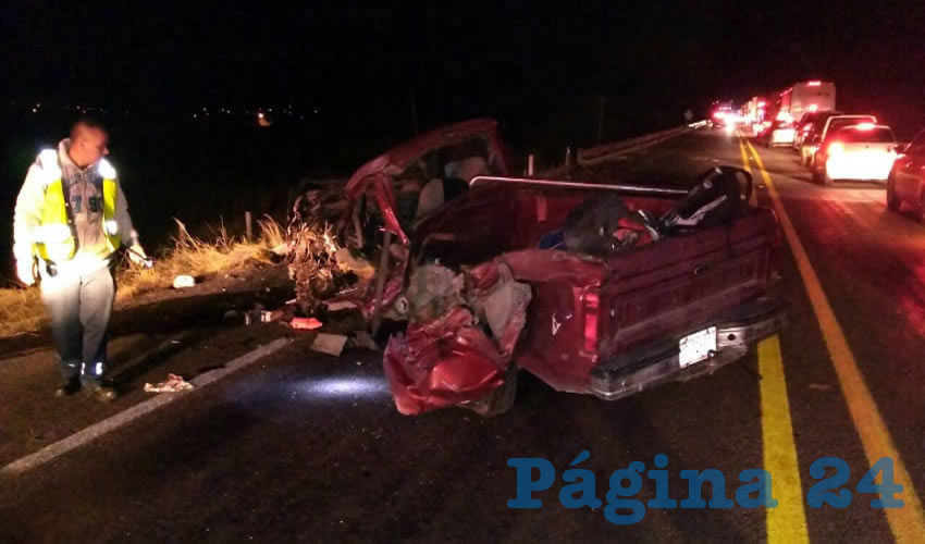 La camioneta fue embestida en su costado izquierdo y arrastrada por varios metros