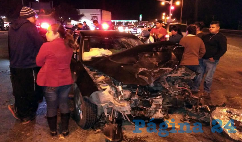 El Jetta qued&oacute; totalmente destrozado en su parte frontal