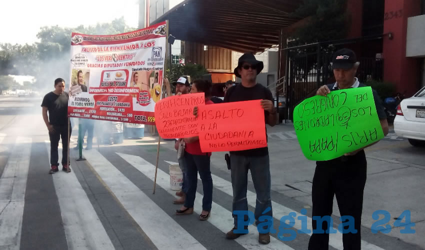 Propietarios de los talleres acreditados para la verificación controlada acudieron a las instalaciones de Semadet para exigirle a la titular Magdalena Ruiz que les haga partícipes de las decisiones, algo que no pasó, pues esta simplemente no cedió/Fotos: Francisco Tapia 