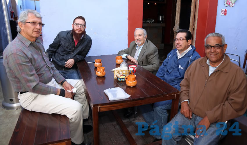 En el Mercadito Gastron&oacute;mico Col&oacute;n desayunaron Mat&iacute;as Lozano, Olaf Rodr&iacute;guez Calder&oacute;n, Juan Manuel Rodr&iacute;guez Gonz&aacute;lez, Ricardo Rodr&iacute;guez Calder&oacute;n y Fortino Cabral Sol&iacute;s