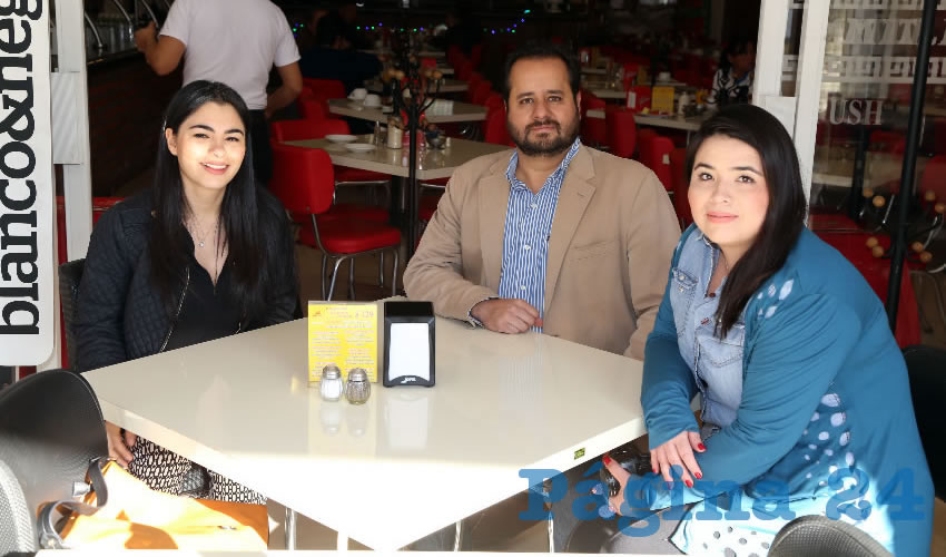 En el restaurante Mitla se reunieron Claudia Delgadillo, Jos&eacute; Luis D&aacute;vila, coordinador de Comunicaci&oacute;n Social del Congreso del Estado; y Sara Castillo