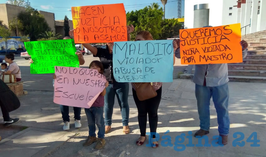 Luego de atacar al profesor, vecinos y familiares de la niña protestaron en la vía pública