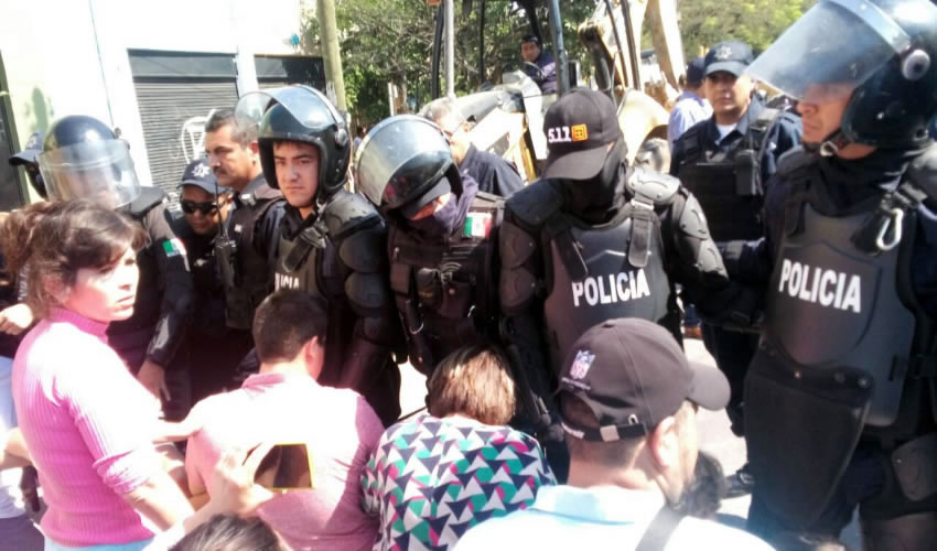 Durante la primera sesión de la Agencia Metropolitana de Seguridad, el gobernador Aristóteles Sandoval tronó en contra del esquizofrénico alcalde de Guadalajara Enrique Alfaro Ramírez: “Nuestras policías deben de estar deteniendo delincuentes no golpeando a trabajadores o comerciantes, a mí me parece que en este caso los comerciantes no son los enemigos, son víctimas”/Fotos: Cortesía