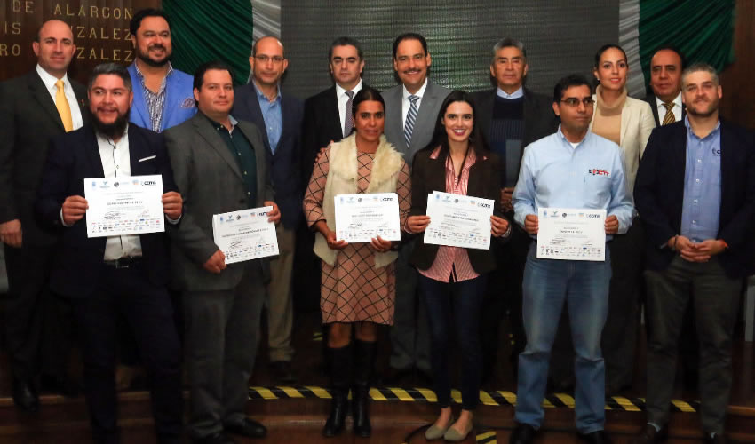 El alcalde Juan Antonio Martín del Campo entregó reconocimientos a participantes en los Diplomados del Centro de Competitividad México