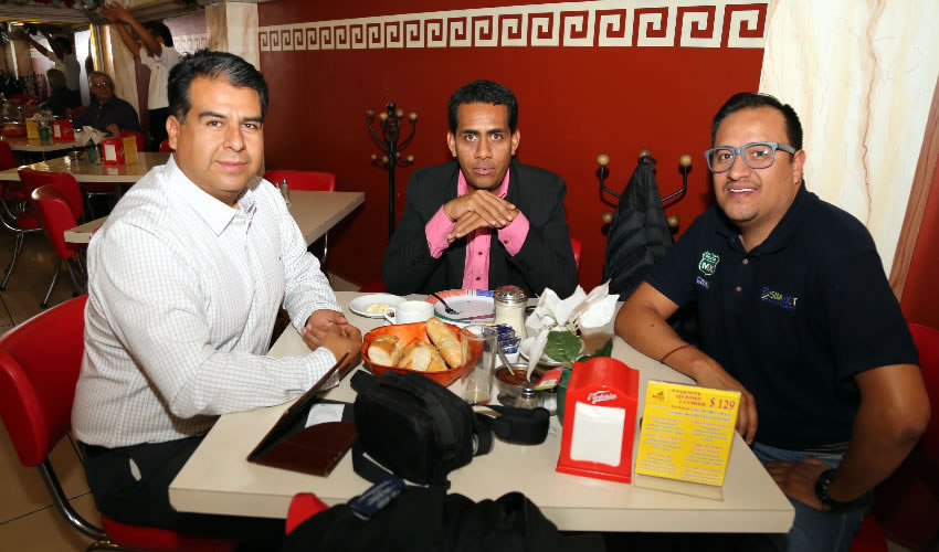 En el restaurante Mitla almorzaron Cuauht&eacute;moc Escobedo Tejada, presidente municipal electo de Pabell&oacute;n de Arteaga; Gilberto S&aacute;nchez Triana y Miguel D&iacute;az