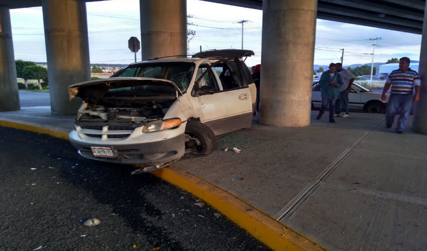 La camioneta quedó severamente dañada al estamparse contra los pilares y cruzar entre ellos