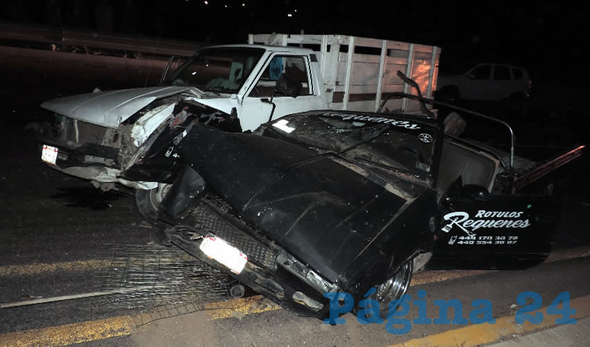 Las camionetas Nissan y Datsun terminaron juntas, tras el fuerte accidente