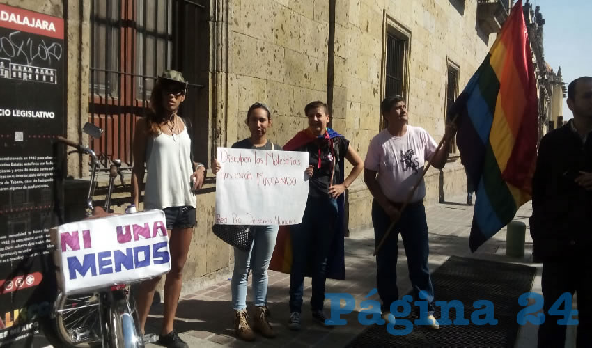 Con consignas que iban desde “No son muertas, son asesinadas”, “Las queremos de vuelta y vidas”, y “Ni una más, ni una más, ni una asesinada más”, las manifestantes alzaron la voz por las desaparecidas y asesinadas en Jalisco