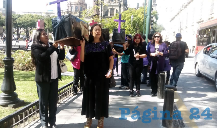 Colectivos en defensa de los derechos de la mujer exigieron un verdadero compromiso y acciones certeras de las autoridades para combatir de facto el grave problema social, pues a casi un año de que se emitió la alerta de género en Jalisco, alrededor de 70 mujeres han sido asesinadas/Fotos: Francisco Tapia 