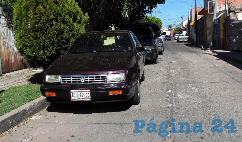 Los cacos utilizaron este vehículo robado, Chrysler Shadow tinto, placas de circulación AEL-7930