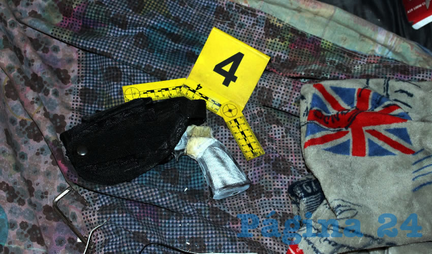 El revólver con funda negra, encontrada en la casa situada en calle El Rebozo 123