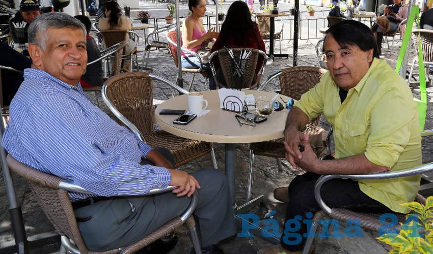 En Caf&eacute; Catedral platicaron Gilberto Carlos Ornelas, consejero estatal del PRD, y Samuel V&aacute;zquez