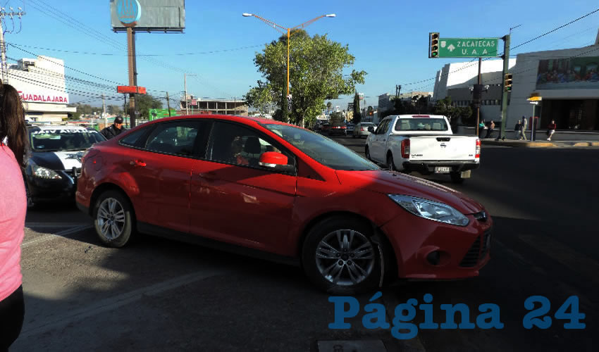 El autom&oacute;vil Ford Focus rojo qued&oacute; sobre el camell&oacute;n central, tras embestir a la v&iacute;ctima