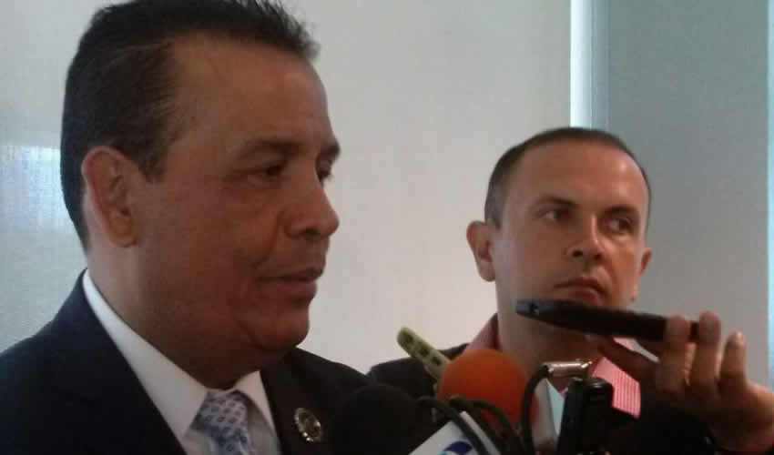 Hace unos días, Carlos Guadalupe Burguete, comisario de seguridad de Tlajomulco, felicitó a los vecinos del fraccionamiento Chulavista quienes formaron su propia policía comunitaria, lo que representa la antítesis de su cargo y demuestra el vacío que existe en esta dependencia municipal/Foto: Cortesía
