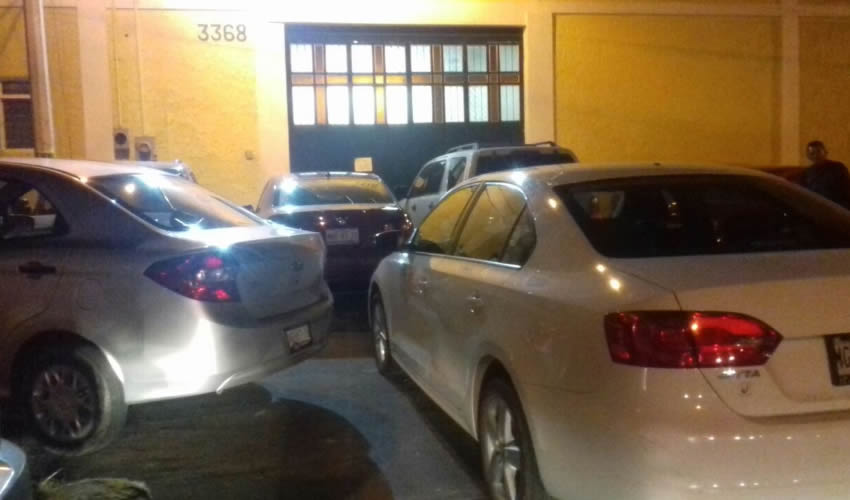 Saturada de vehículos la calle Rómulo Velasco por la nutrida asistencia de católicos al templo San José de los Poetas; aunque dicen hacer el bien y se golpean el pecho durante una hora, con sus acciones incomodan a los vecinos de la colonia Jardines de los Poetas/Fotos: Cortesía 