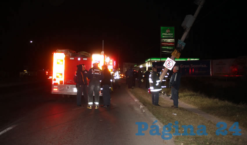 Contra este poste de concreto se estrell&oacute; el veh&iacute;culo Mini Cooper