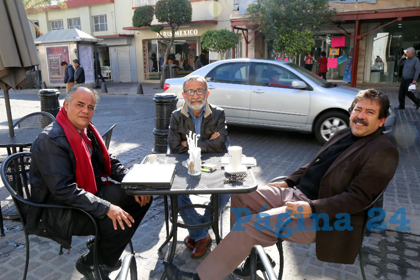 En Caf&eacute; Punta del Cielo departieron Eugenio Nu&ntilde;o, Enrique Rodr&iacute;guez Varela, profesor investigador de la UAA; y Salvador Camacho Sandoval